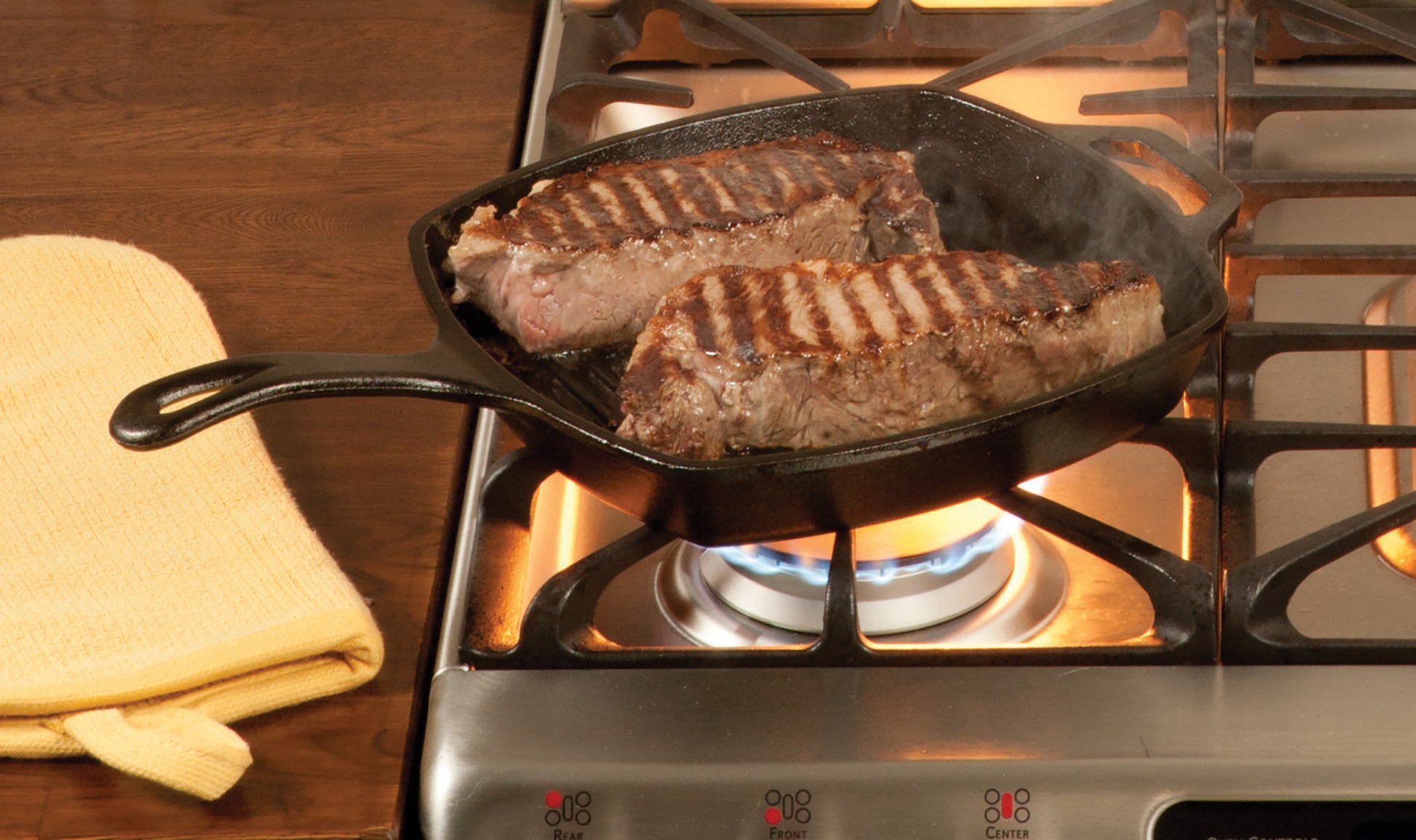 comida al grill en sarten de hierro fundido